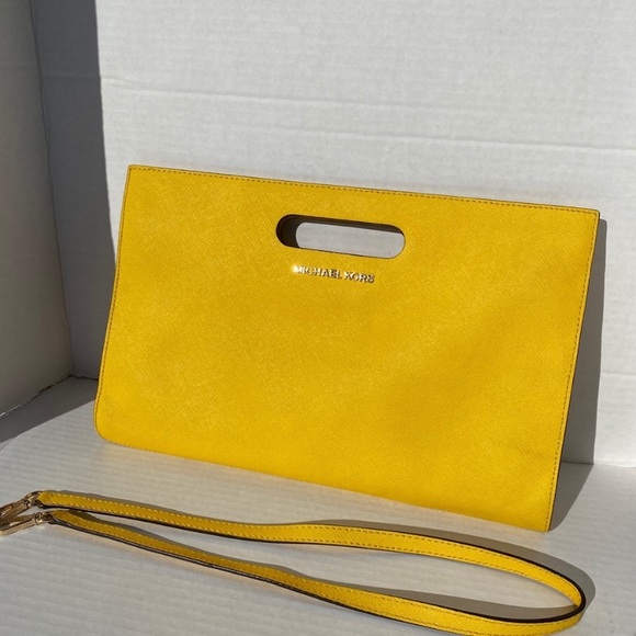 Michael Kors Handbags - 🐝🐝🐝Host Pick🐝🐝🐝Michael Kors Yellow Leather Clutch|MK Bag/Purse